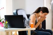 Frau erkaeltet im Job Frau erkaeltet im Job
